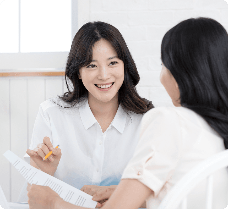 한 여성이 다른 여성에게 상담해주는 사진